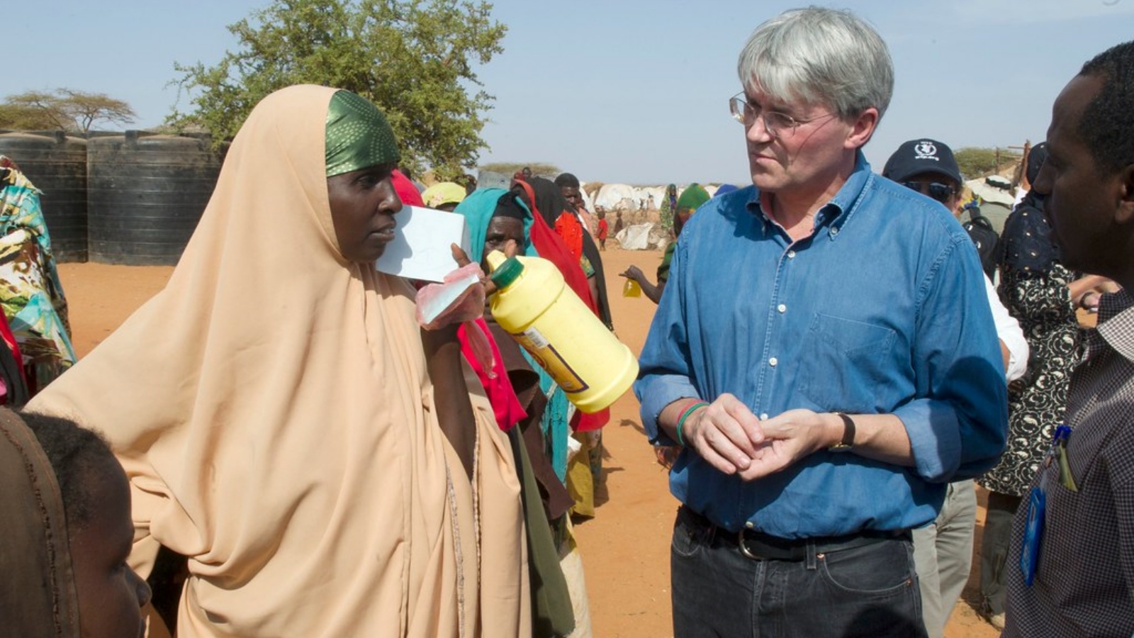 وزير التنمية البريطاني يتحدث لمواطنات من الصومال 