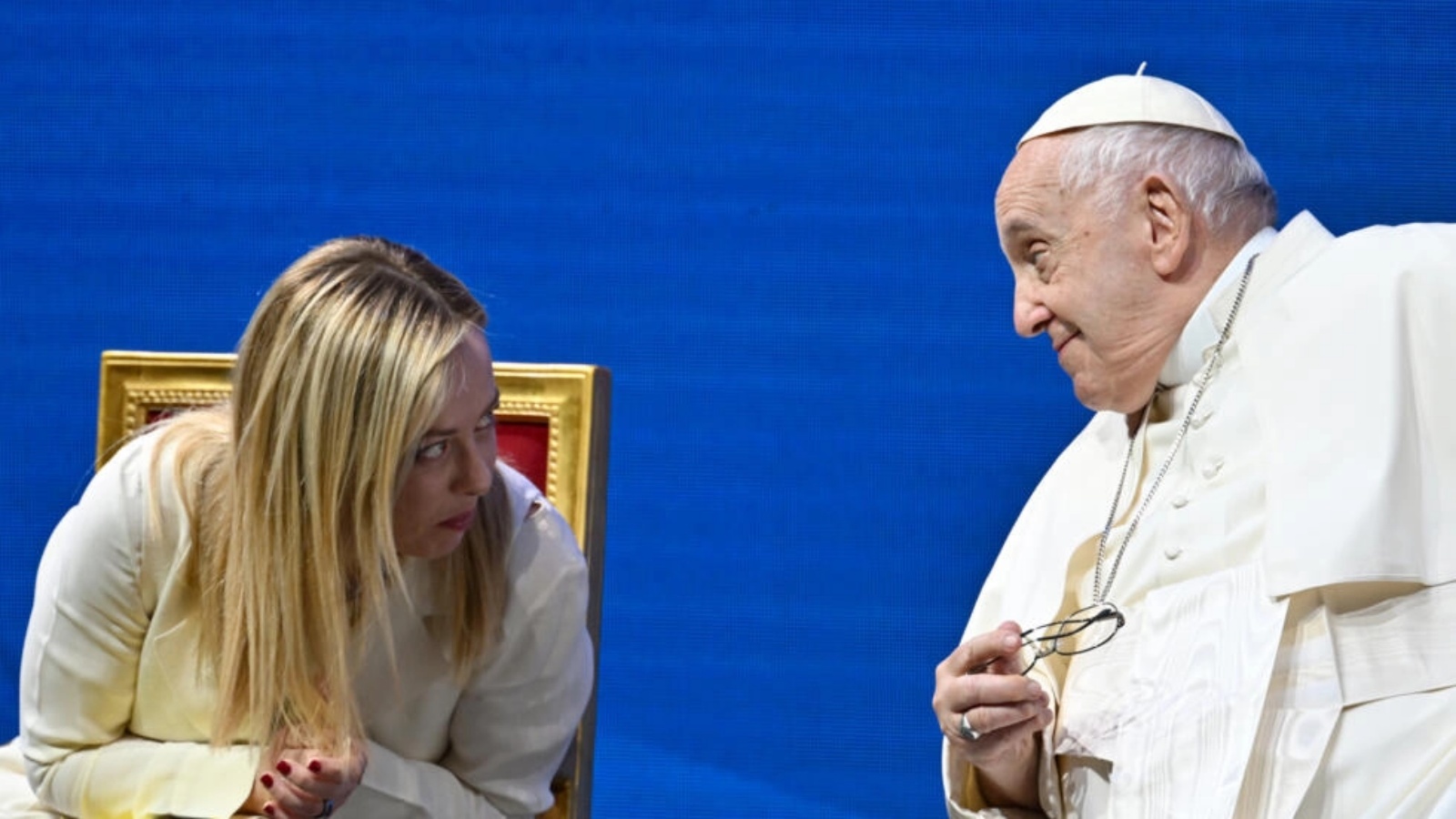 البابا فرنسيس متحدثا مع رئيسة الوزراء الايطالية جورجيا ميلوني خلال مؤتمر حول معدل الولادات في ايطاليا، في روما في 12 مايو 2023