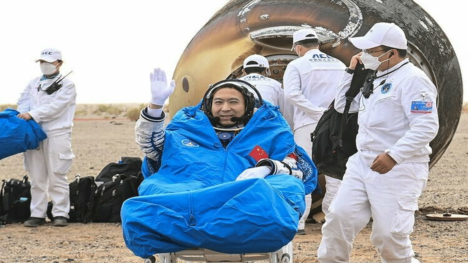 رواد الفضاء أثناء مغادرتهم لكبسولة سفينة الفضاء Shenzhen-15 بعد هبوطها في منغوليا الداخلية في الصين
