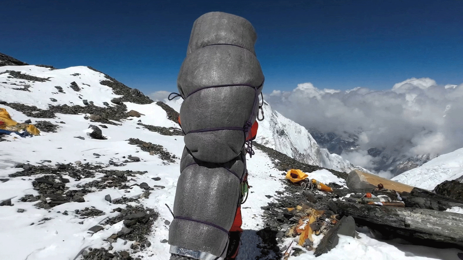 مرشد نيبالي يُنقِذ متسلقًا من 