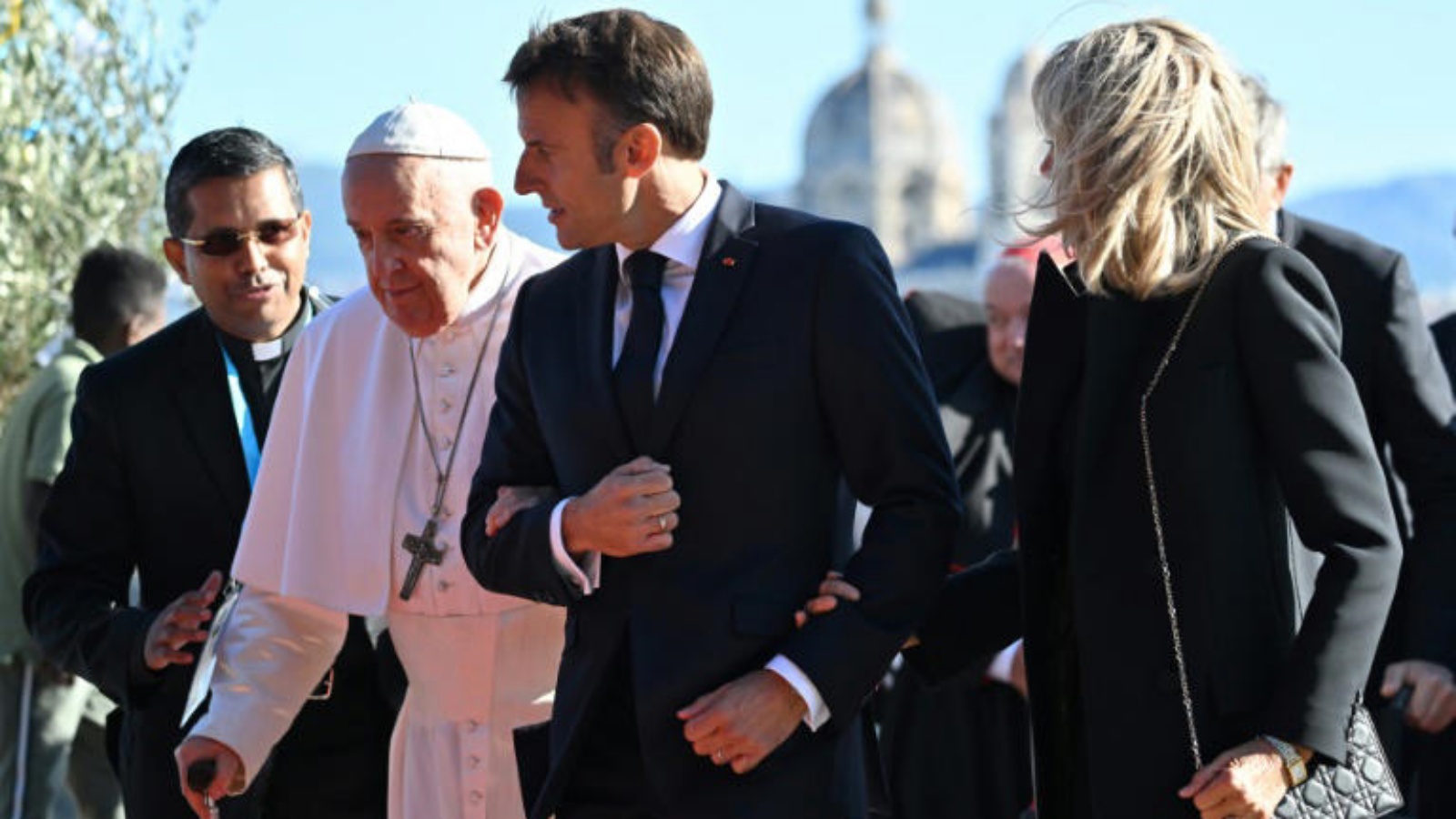 البابا فرانسيس والرئيس الفرنسي إيمانويل ماكرون وزوجته بريجيت، في فارو في مرسيليا، 23 سبتمبر 2023
