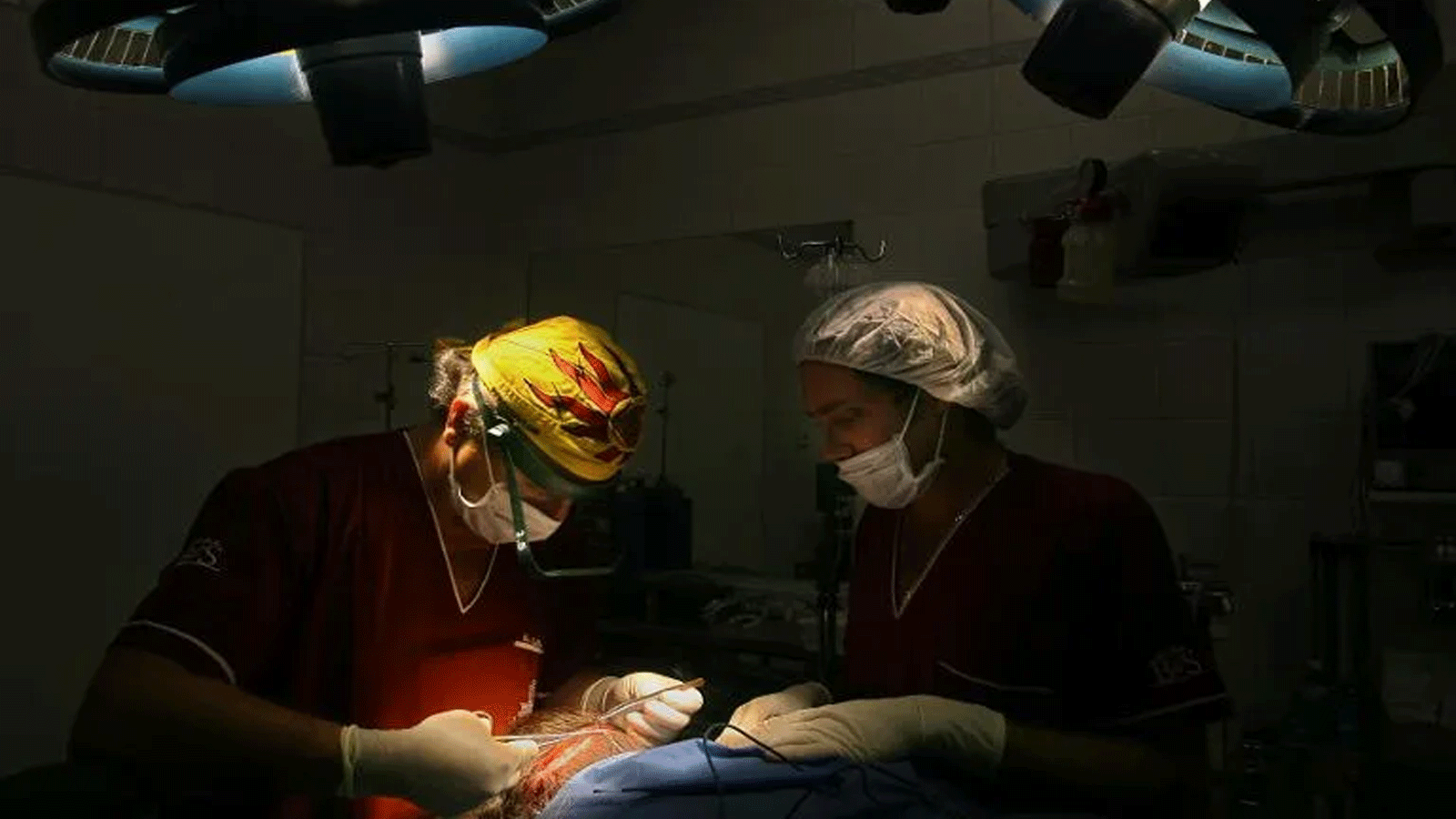 صورة أرشيفية لجراح تجميل أرجنتيني يُجري عملية زرع شعر في مستشفى خاص في 5 مارس(آذار) 2007، في بوينس آيرس