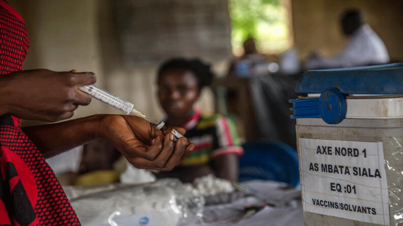 أطفال ينتظرون تسجيلهم قبل التطعيم ضد الحصبة في مركز في مباتا سيالا، بالقرب من سيكي بانزا، غرب جمهورية الكونغو الديمقراطية. 3 مارس(آذار) 2020