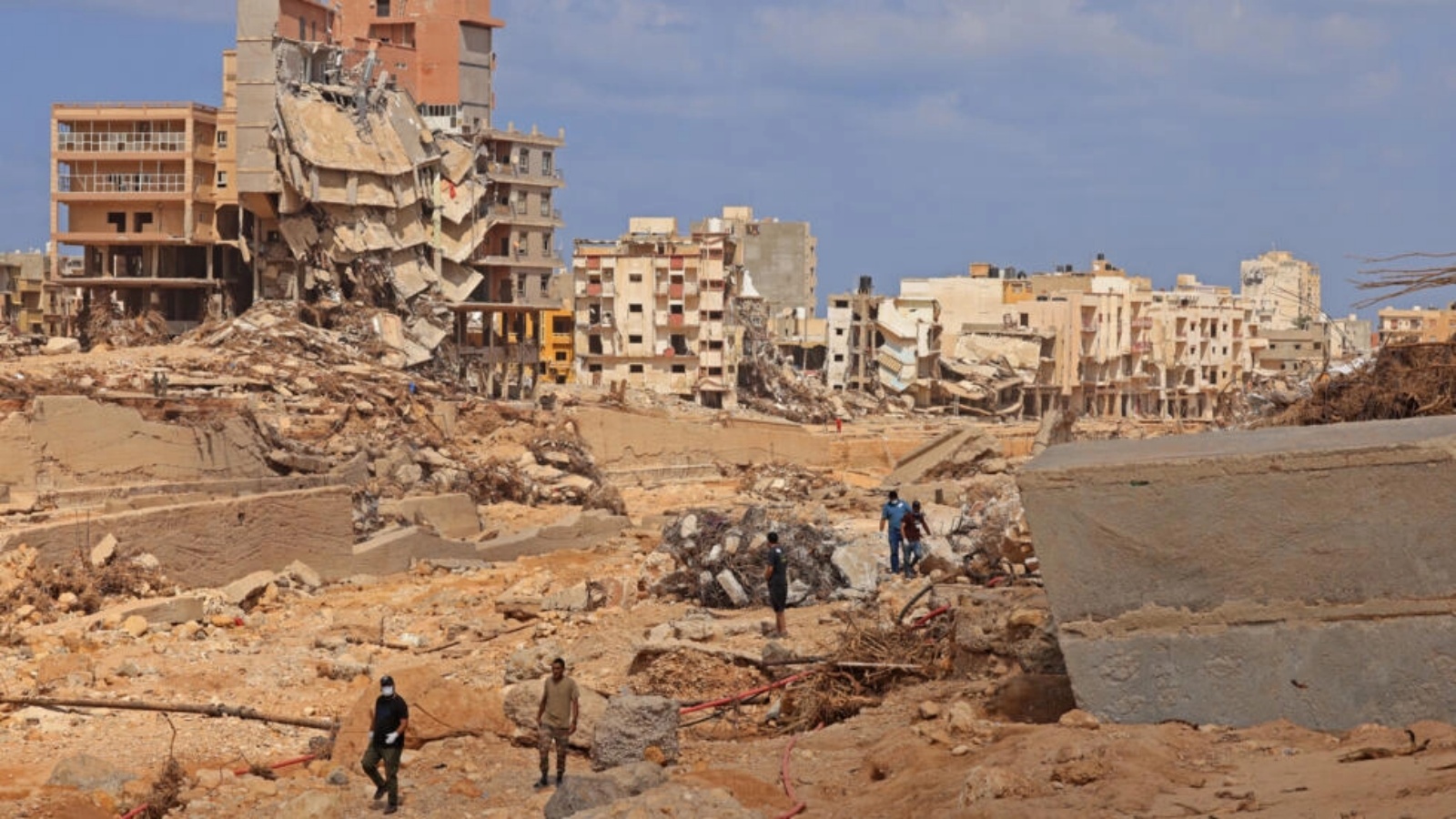 فرق إغاثة في مدينة درنة بشرق ليبيا في 18 سبتمبر 2023 بعد مرور أسبوع على فيضان مفاجئ بحجم تسونامي دمر المدينة الساحلية وخلف آلاف القتلى