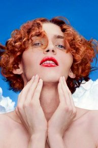 وفاة المغنية والمنتجة الموسيقية الاسكتلندية صوفي في حادث مروع