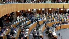 BBC اليمين المتطرف في البرلمان النمساوي يغادر المجلس في أثناء خطاب للرئيس الأوكراني زيلينسكي