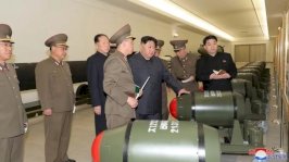 RODONG SINMUN كيم جونغ أون مع ما تقول وسائل الإعلام الرسمية في كوريا الشمالية إنه أسلحة نووية تكتيكية