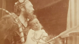 أصبح الكابتن تشارلز سبيدي (يسار الصورة)، الذي رافق الأمير أليمايهو (يمين الصورة) من إثيوبيا، ولي أمره