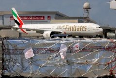 إفراغ لقاحات ضد كورونا من طائرة خطوط 