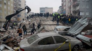 العراق يعلن الاستنفار ويبعث فرق إنقاذ وإسعافات لمناطق الزلازل