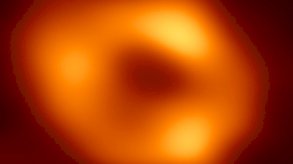 علماء يكشفون عن أول صورة لثقب أسود ضخم في مجرة درب التبانة