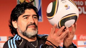 مارادونا: محاكمة الطاقم الطبي لأسطورة كرة القدم الأرجنتيني بشأن ملابسات وفاته