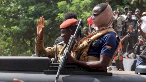 بوركينا فاسو: قائد الانقلاب القديم يترك الحكم لقائد الانقلاب الجديد