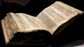 تل أبيب تعرض أقدم مخطوطة للكتاب المقدس اليهودي 