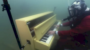 المدون البريطاني جو جينكينز يغطس بالبيانو ويعزف مقطوعة موسيقية تحت الماء