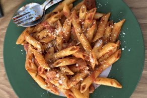 الباستا بالنقانق