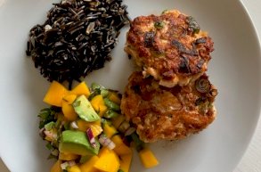 برجر سلمون مع أرز بني وصلصة المانغو