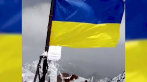 متسلقو الجبال في قرغيزستان يزيلون علمًا أوكرانيًا عن 