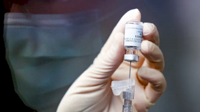 بريطانيا للقاح مزدوج يعالح كورونا وأوميكرون