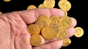 العثور على جنيهات ذهبية أثرية مخبأة داخل حائط في إسرائيل