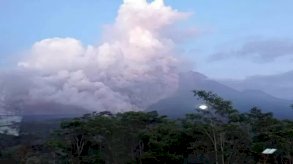 إندونيسيا ترفع حالة التأهب لمواجهة بركان سيميرو جزيرة جاوة 