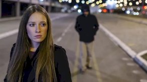 بريطانيا: التحرش الجنسي في الشارع جريمة 