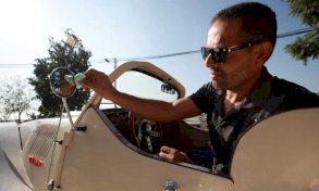 فلسطيني يستغل الحجر المنزلي لصناعة سيارة كلاسيكية