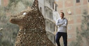 فنان مصري يشكل مجسمات فنية من الخردة