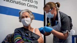 بدء طرح الجرعة الثالثة المعززة في بريطانيا - أرشيف أ ف ب 