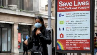 لوحة معلومات ارشادية للوقاية من فيروس كورونا- أ ف ب