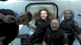 سياح الفضاء الأميركيين يمضون يومهم الأول في مدار الأرض في مركبة من إنتاج 