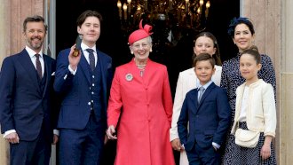 مارغريت ملكة الدنمارك تتوسك عائلة ابنها الأمير فريدريك، وتبدو الأميرة ماري إلى أقصى اليسار