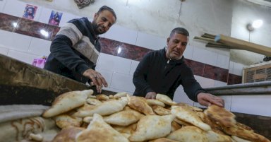 خبز "الصمون" كنز وطني يرافق كلّ الأطباق العراقية