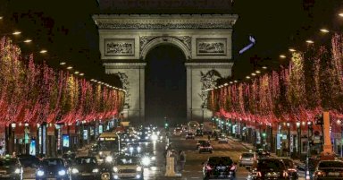 جادة الشانزيلزيه بالأحمر والأرجواني لمناسبة أعياد نهاية العام