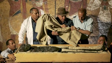 من "الكائنات الفضائية" إلى تماثيل الأنبياء... زاهي حواس يفنّد "الكشوف الوهمية" أسفل الأهرامات