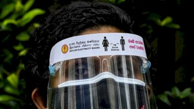 عاملة في مجلس سيلان إلكتريك المملوك للدولة في سريلانكا يشارك في احتجاج على البيع المقترح 40٪ من محطة طاقة حرارية لشركة أميركية، في كولومبو. في 29 تشرين الأول/أكتوبر 2021.