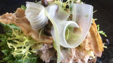 سلطة الدجاج الملكية بنكهة "ديجون" والهليون الأبيض