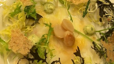 الإسكالوب النيئ: طبق بسيط بتأثير فاخر