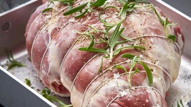 ساق ضأن مشوية بالثوم وإكليل الجبل.. وصفة مضمونة لا تخيب