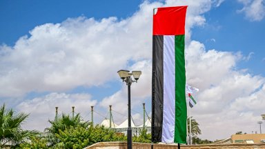 "أصوات انفجارات في أنحاء البلاد".. الدفاع الإماراتية تتصدى لهجمات صاروخية ومسيرات إيرانية