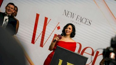 جائزة W Magazine تضيء على صوت جديد في الموضة يدمج الفن والمسؤولية الإنسانية