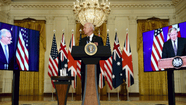 الرئيس الأمريكي جو بايدن يلقي ملاحظات حول مبادرة الأمن القومي مع رئيس الوزراء الأسترالي سكوت موريسون ورئيس الوزراء البريطاني بوريس جونسون، داخل الغرفة الشرقية في البيت الأبيض في واشنطن، في 15 لول/ أيسبتمبر 2021