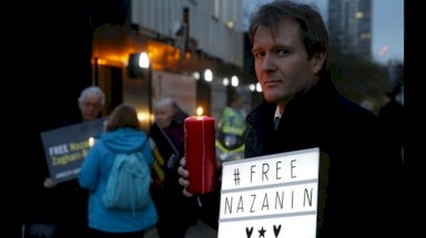 ريتشارد راتكليف زوج السجينة البريطانية-الإيرانية المزدوجة الجنسية نازانين زاغاري راتكليف، أثناء وقفة احتجاجية أقامتها منظمة العفو الدولية خارج السفارة الإيرانية في لندن. في 16 كانون الثاني/ يناير 2017