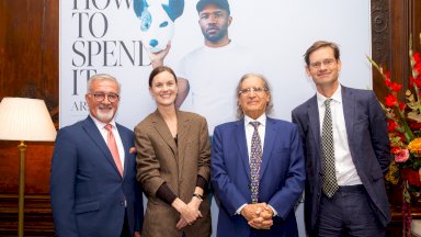 (من اليمين) أليك راسل، رئيس تحرير FT Weekend؛ وعثمان العمير، ناشر 