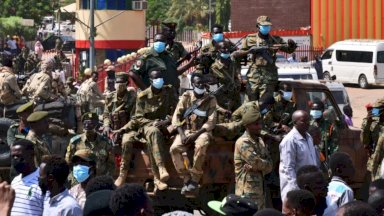 عنلصر من الجيش السوداني في آلية عسكرية يراقبون التظاهرات المناهضة للإنقلاب العسكري. (أرشيفية)