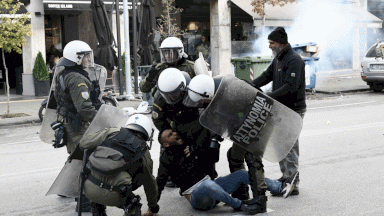 اليونان: اشتباكات على هامش تظاهرة في ذكرى مقتل مراهق على يد شرطي