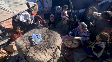 أفران على الحطب لتأمين الخبز في غزة