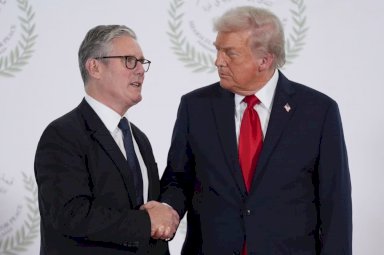 من خط ساخن مع ترامب إلى غرفة "كوبرا".. ستارمر يستنفر حراس المال والطاقة لمواجهة ارتدادات حرب هرمز