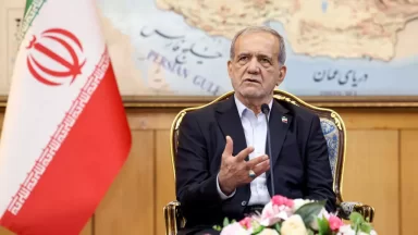 بزشكيان لماكرون: مستعدون للتفاوض.. و"الحق النووي" خط أحمر