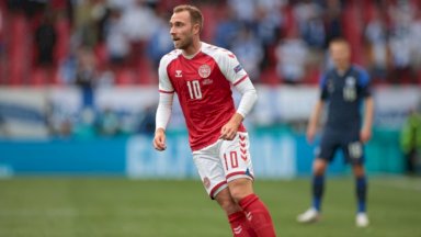 إريكسن تعرّض لسكتة قلبية في المباراة الأولى للدنمارك في كأس أوروبا ضد فنلندا في كوبنهاغن في 12 حزيران/يونيو 2021 وتم إنعاشه على أرض الملعب.
